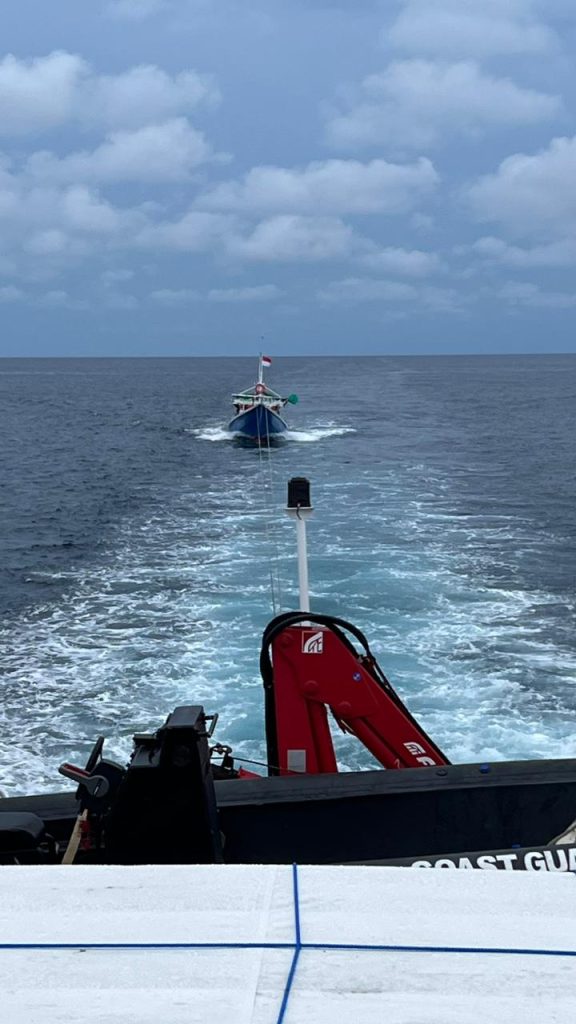 Bakamla RI melalui unsur Kapal Negara (KN) Singa Laut-402 berhasil selamatkan kapal nelayan yang terombang-ambing di Selat Makassar