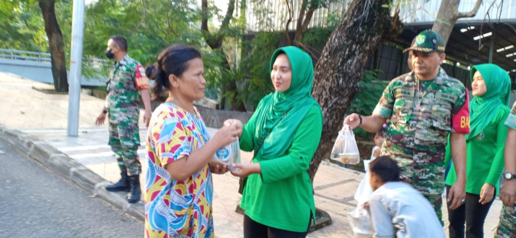 Koramil 04/Pulogadung bersama Persit Ranting 5, melaksanakan kegiatan membagikan takjil jelang berbuka puasa kepada warga masyarakat