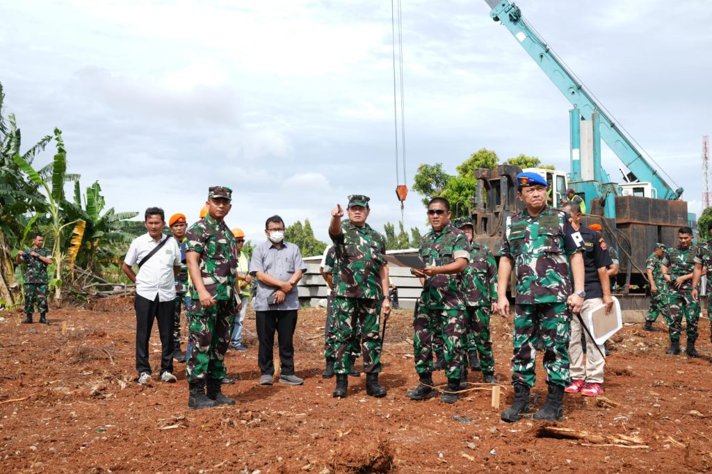 Panglima TNI Laksamana TNI Yudo Margono meninjau lokasi pemancangan pondasi pembangunan rumah susun TNI