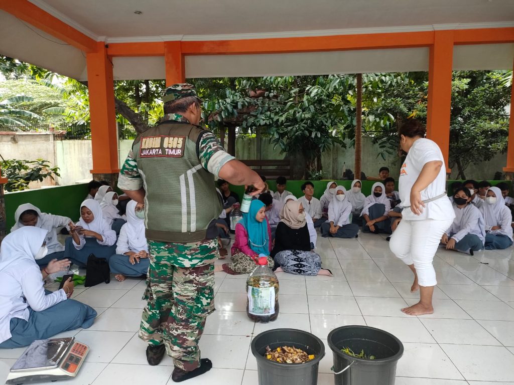 Babinsa Peltu Ketut Budiarto menghimbau kepada para siswa SMA 44 Duren Sawit Jakarta, dengan membuat Eco Enzyme.