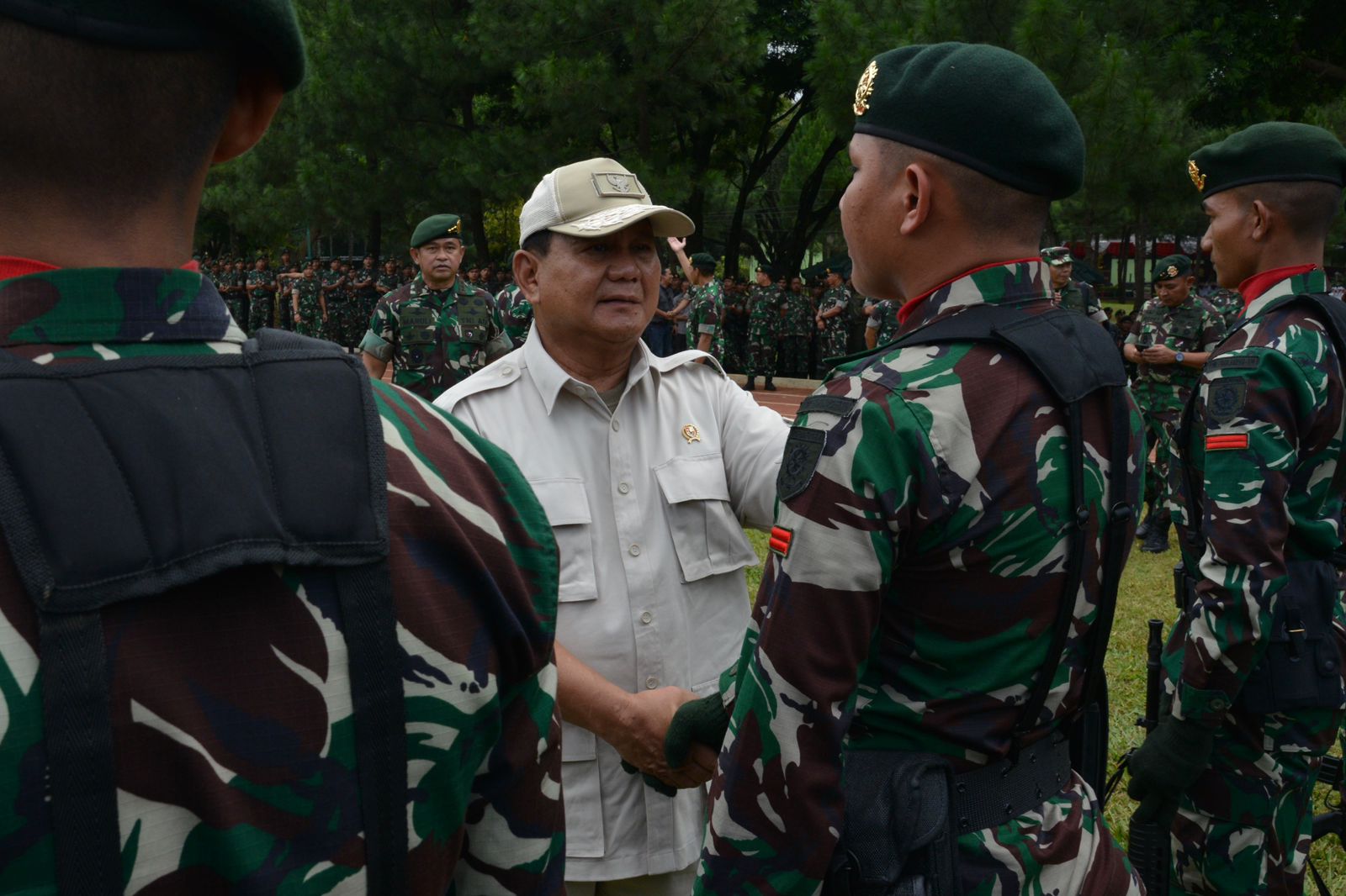 Menteri Pertahanan RI Prabowo Subianto melakukan kunjungan kerja ke Yonif Para Raider 330/Tri Dharma di Cicalengka, Soreang Kabupaten Bandung, Jawa Barat