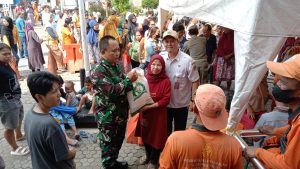 Babinsa Koramil 01/Jatinegara Salurkan Bantuan Pangan Beras ke Warga CBU