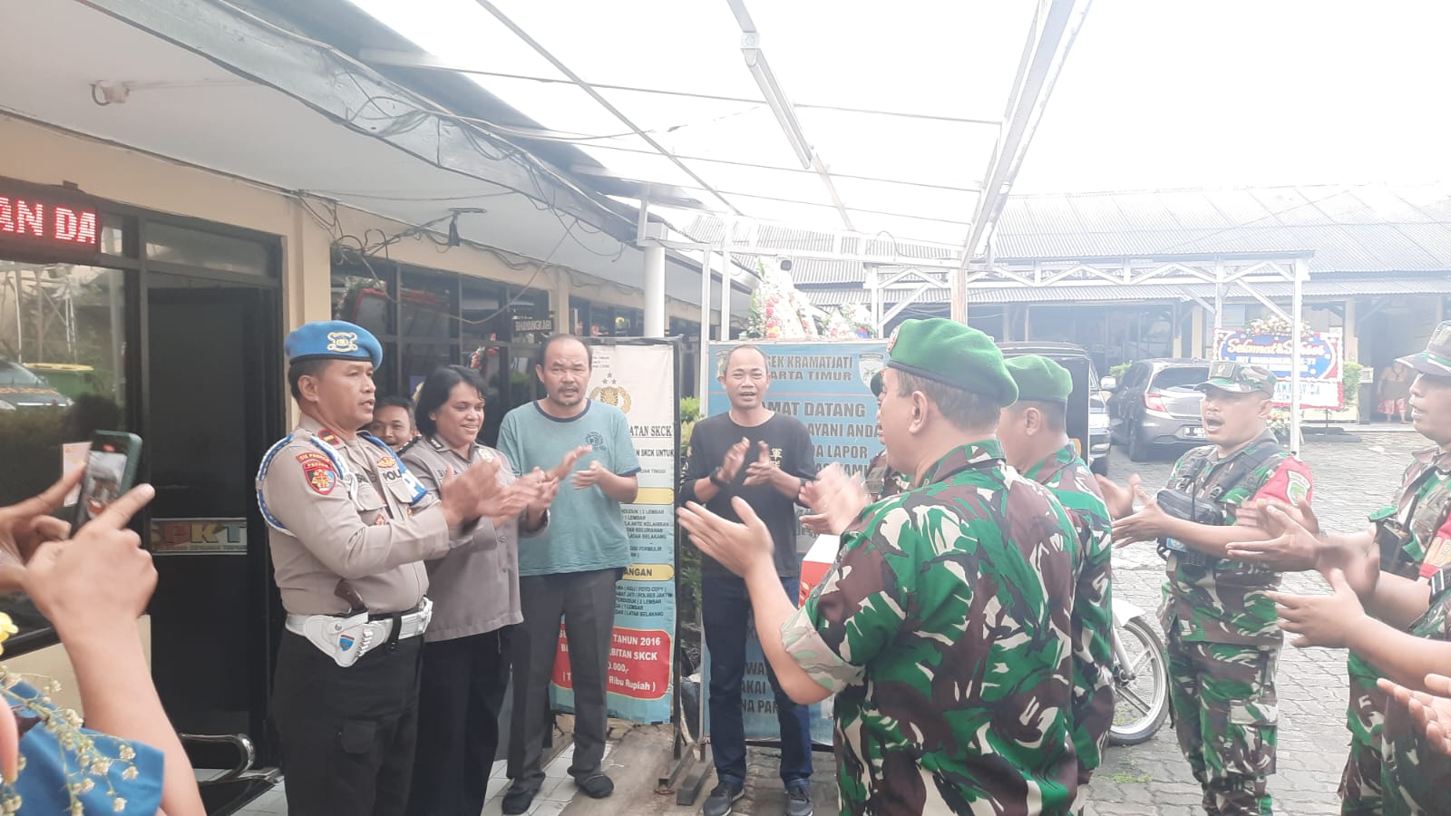 Aksi Mengejutkan di Polsek Kramatjati! Danramil 05/Kramatjati Makassar Ucapkan Selamat Ulang Tahun Bhayangkara yang Ke-77