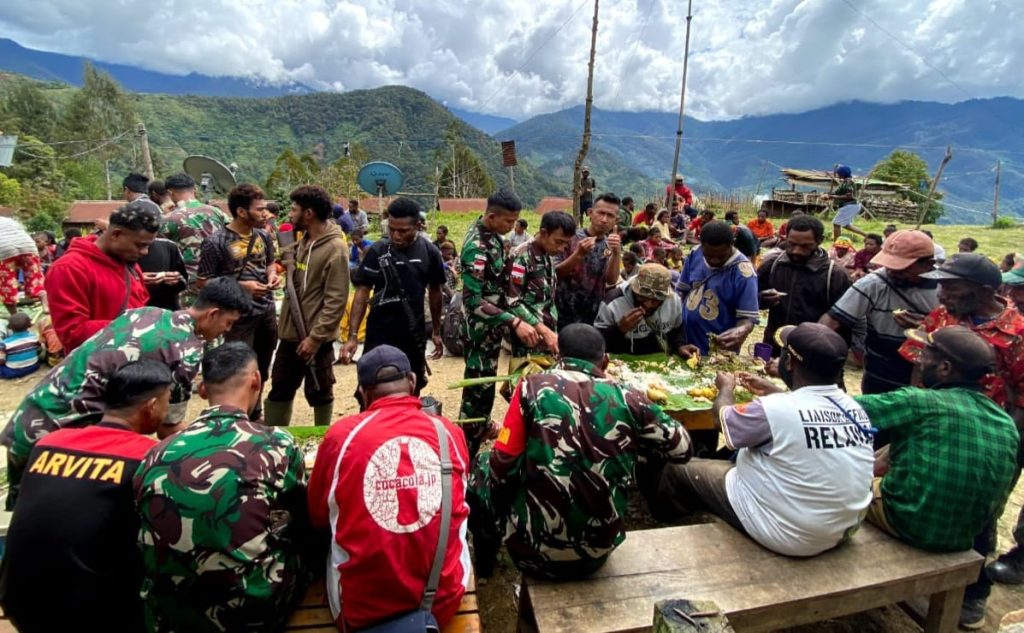 Wujud Syukur: Acara Bakar Batu bersama Satgas Yonif 143/TWEJ dan Masyarakat Pegunungan Papua