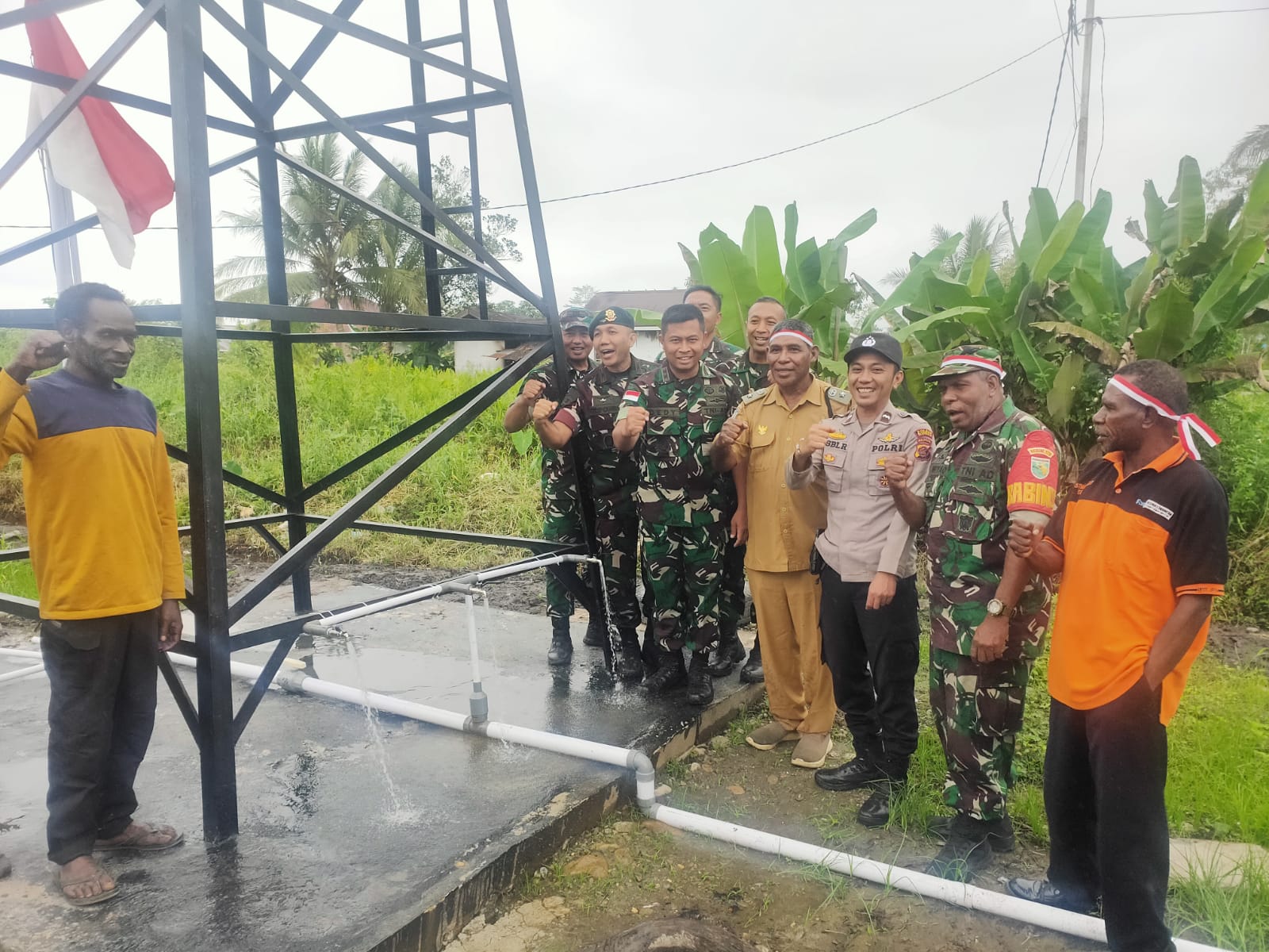 Masyarakat Bersama Dandim 1710/Mimika Meriahkan Peresmian Program TNI AD Manunggal Air