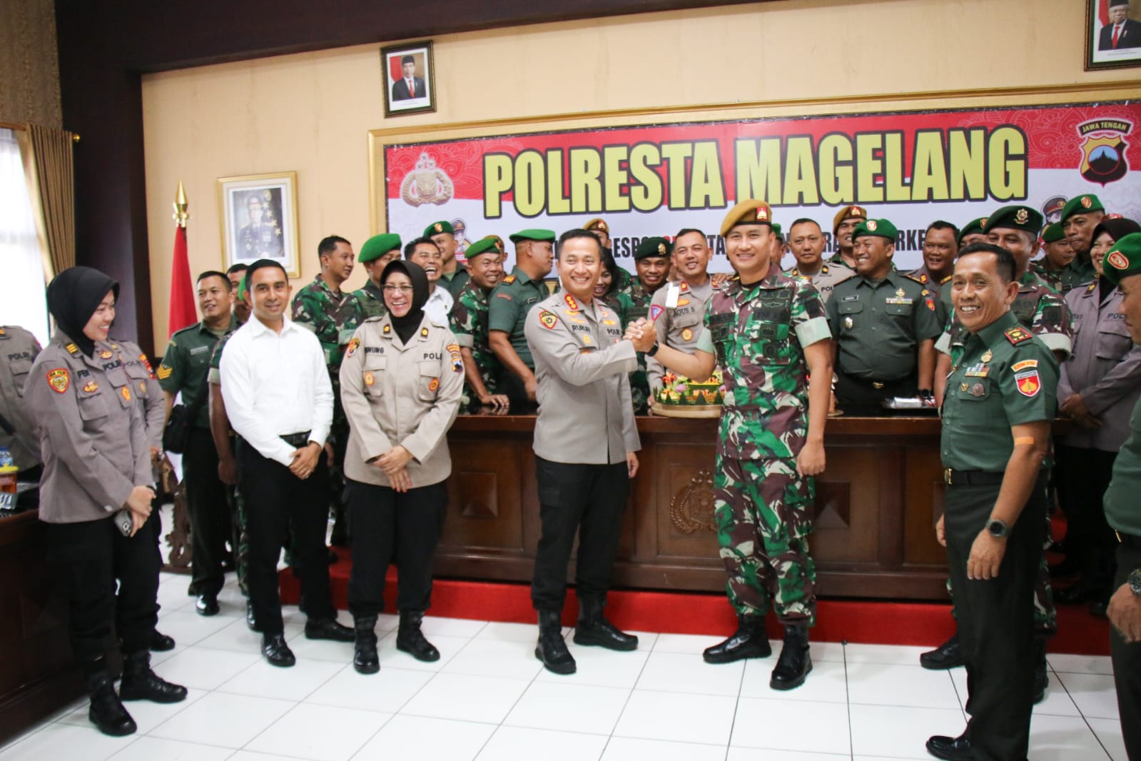Momentum Bahagia: Hari Bhayangkara ke-77 Dirayakan dengan Kehadiran Puluhan Personel TNI, Kejaksaan, dan Pemda Menghantarkan Tumpeng Istimewa ke Polresta Magelang