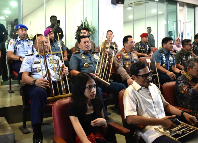 Panglima TNI dan Ketum Dharma Pertiwi Berpartisipasi Dalam Angklung Guinness World of Records
