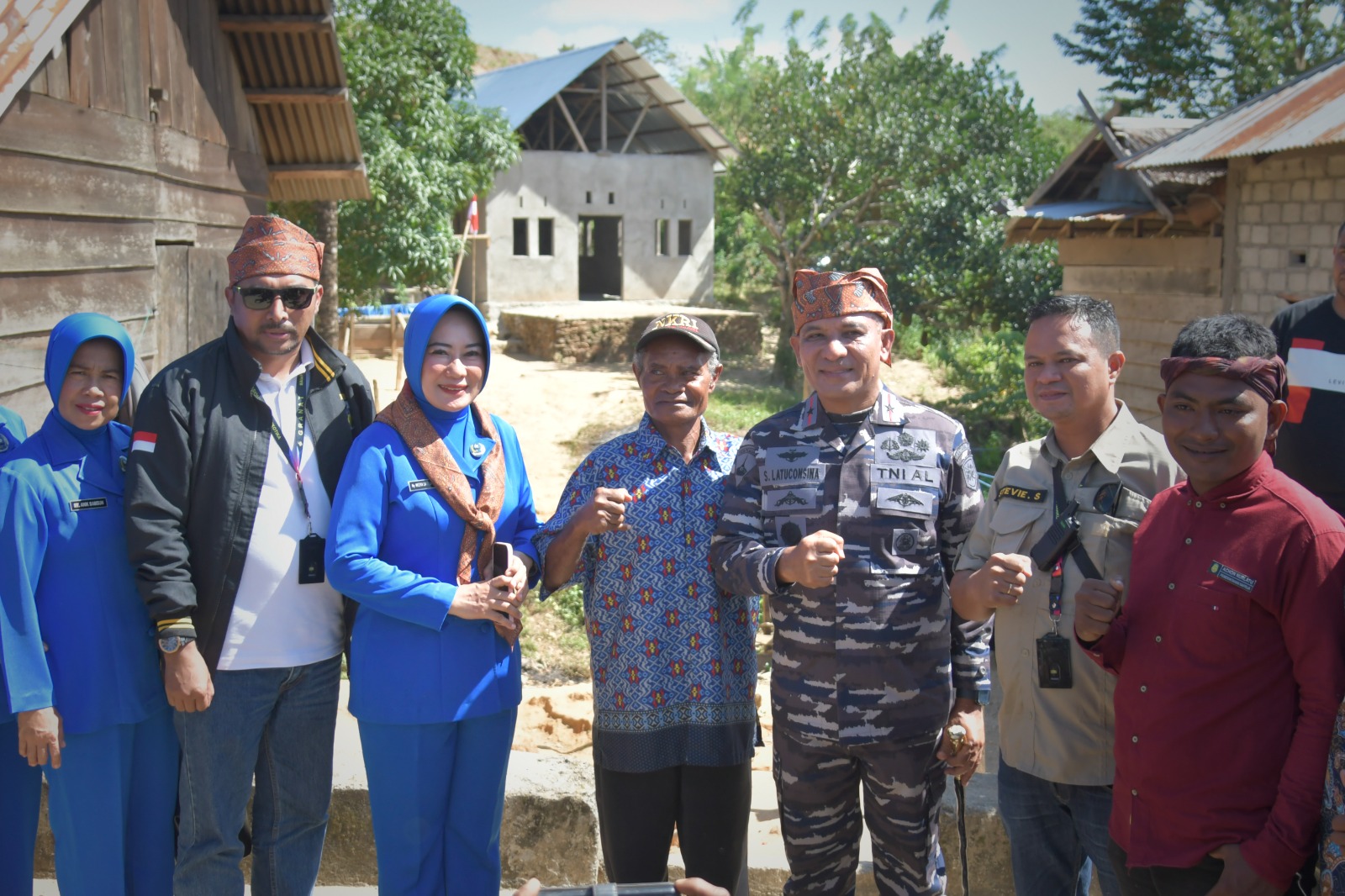 Danlantamal IX Salurkan Hasil Donasi Konser Amal Jukulele Ke Gereja Dusun Ukalahin