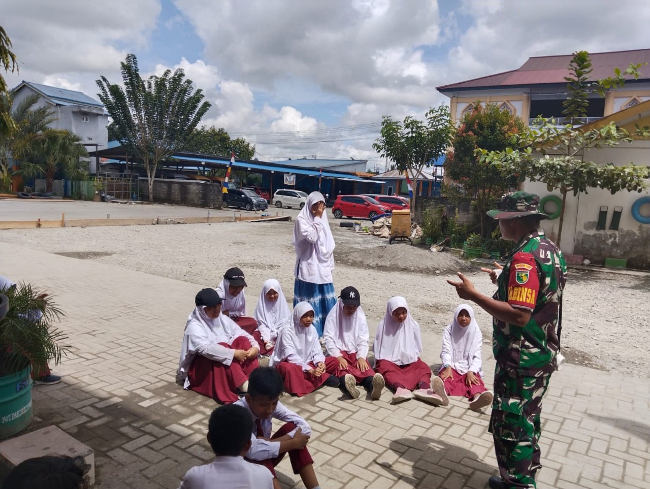 Sambut Peringatan HUT RI Ke-78, Babinsa Koramil 1710-02/Timika Berikan Pelatihan Kepada Siswa Siswi SD Permata Papua