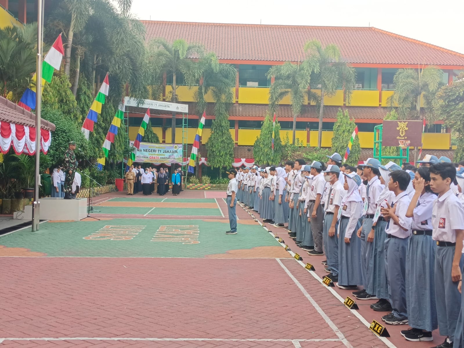 Danramil 08/ Duren Sawit Kapten Inf Hadi Sasmungi memimpin pelaksanaan Upacara Bendera di SMA Negeri 71 Duren Sawit