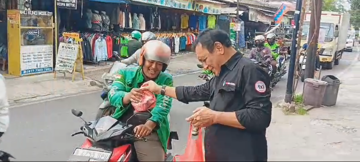 Berbagi Kebahagiaan: FWJ Indonesia Korwil Jakarta Barat Bagikan Nasi Bungkus di Jumat Berkah